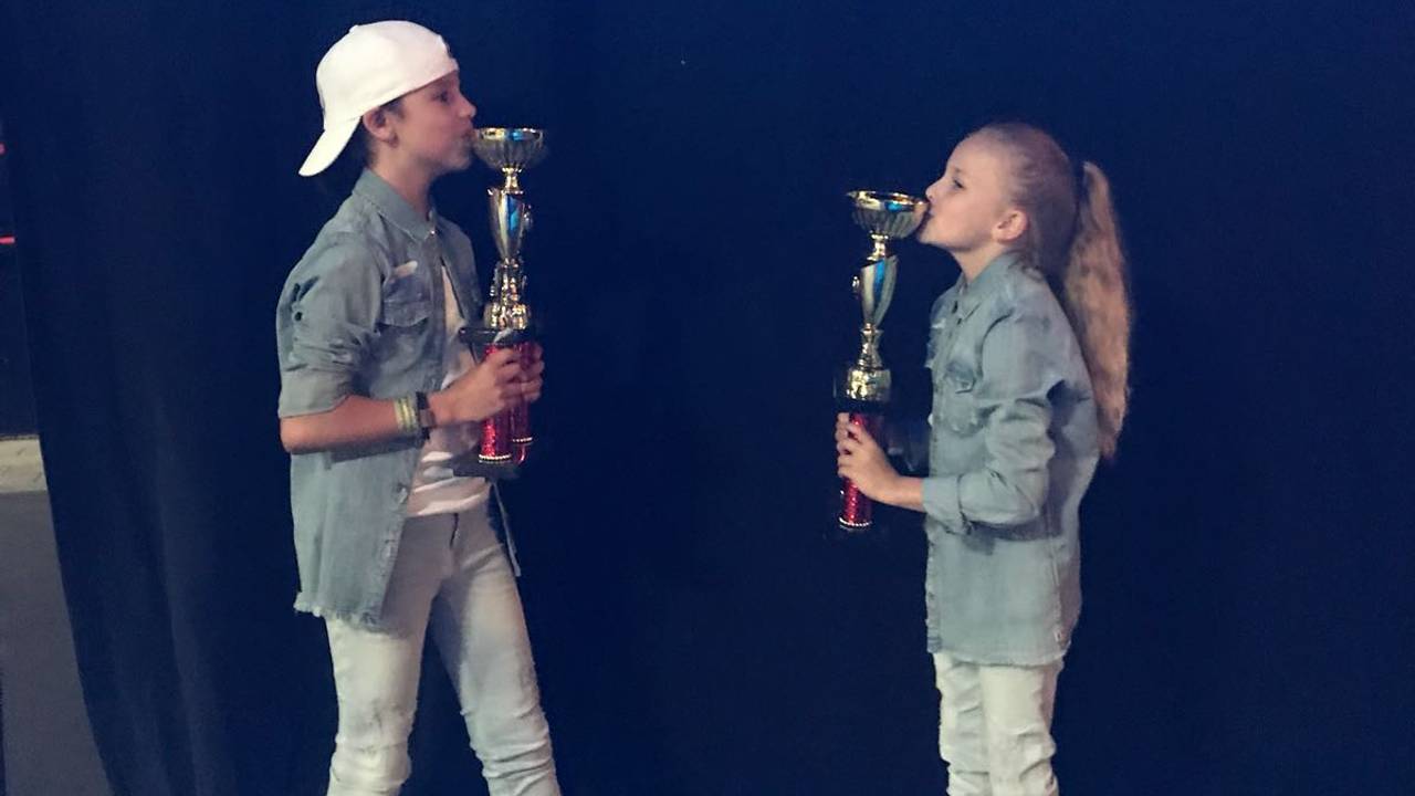 Jadey en Mees bij de prijsuitreiking.