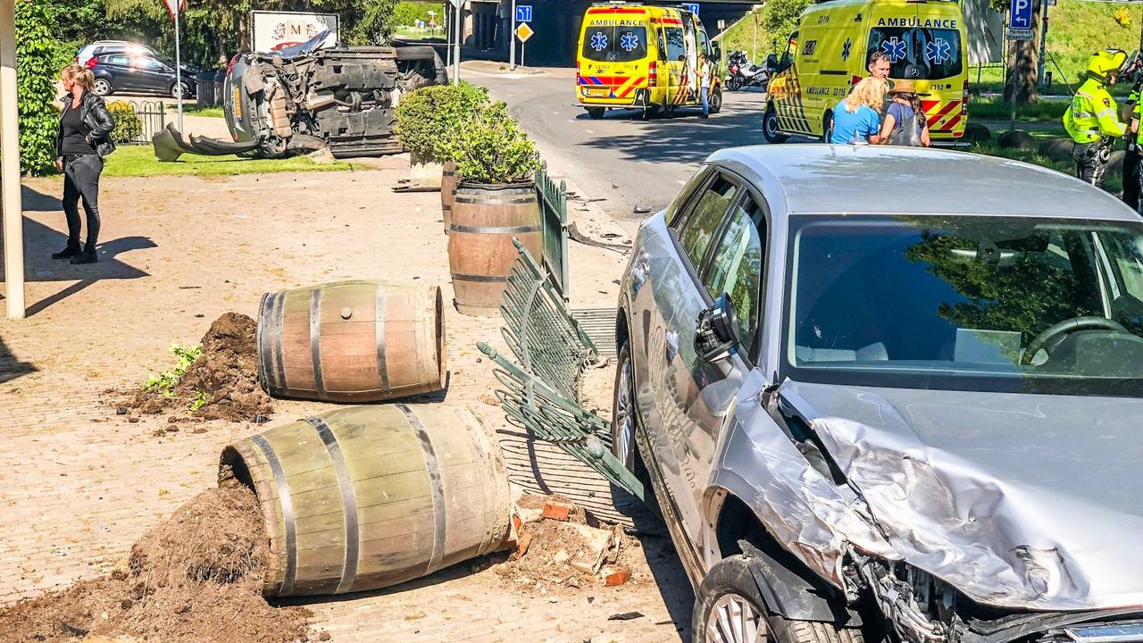 Een van de auto's belandde op de zijkant op het parkeerterrein. (Foto: Sem van Rijssel/SQ Vision)