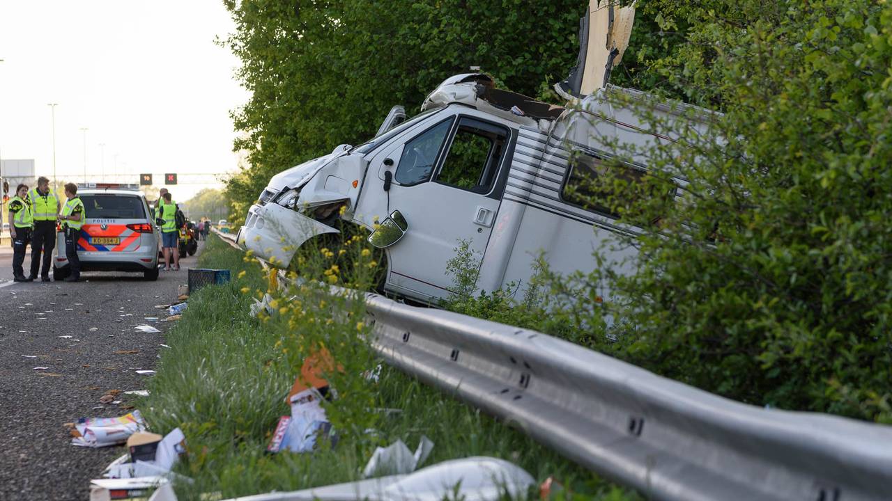 Camper vliegt over vangrail tussen Bavel en Ulvenhout. (Foto: Tom van der Put/SQ Vision)