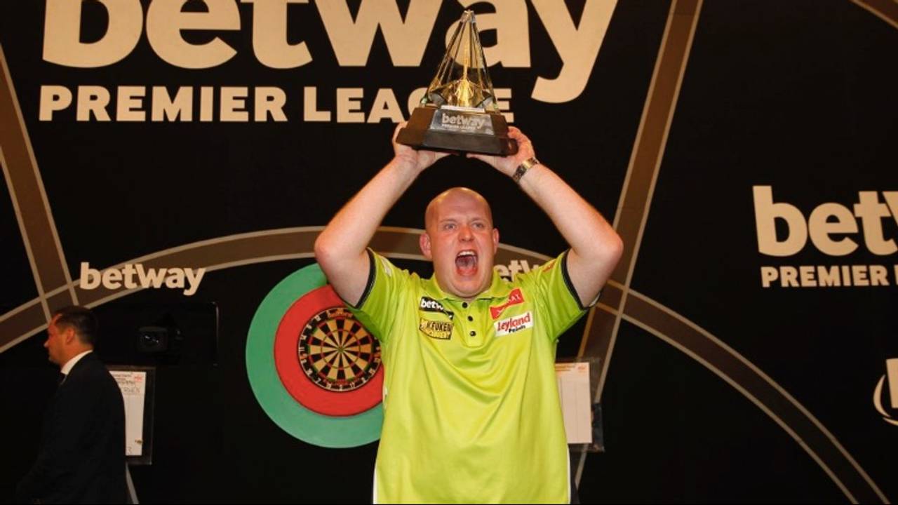 Michael van Gerwen na de zinderende Premier League finale 2017 (foto: Lawrence Lustig/PDC).