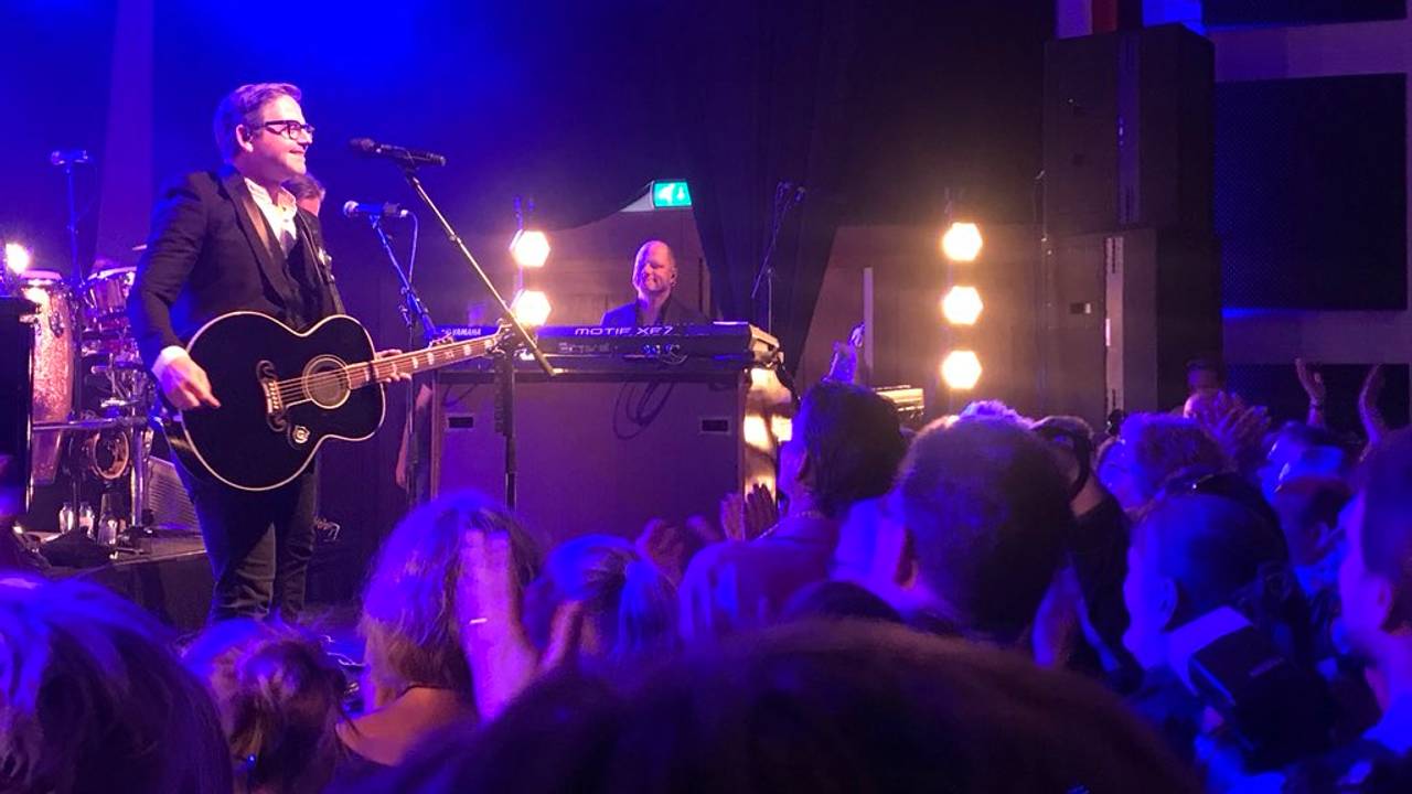 Guus Meeuwis tijdens het verrassingsconcert. (Foto: Eva de Schipper)