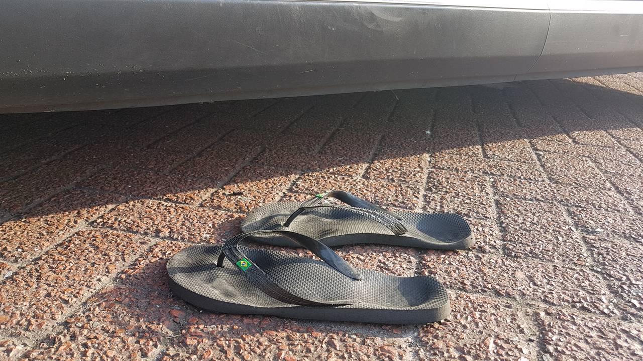 Man woont in de auto