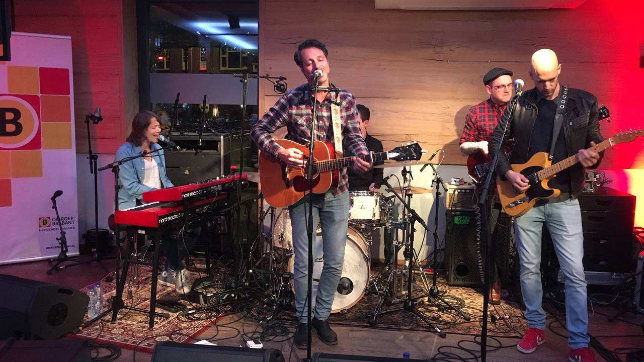 De studio van Omroep Brabant op de Meimarkt verandert in een Grand Café met live muziek. (Foto: Eefke Boelhouwers)