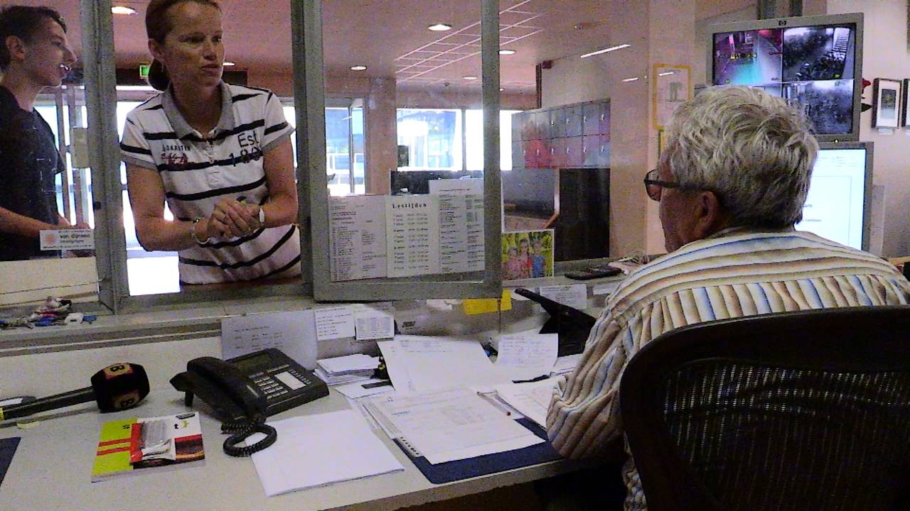 Een drukke ochtend voor conciërge Henk, zelfs een vogeltje werd in de klas gevonden