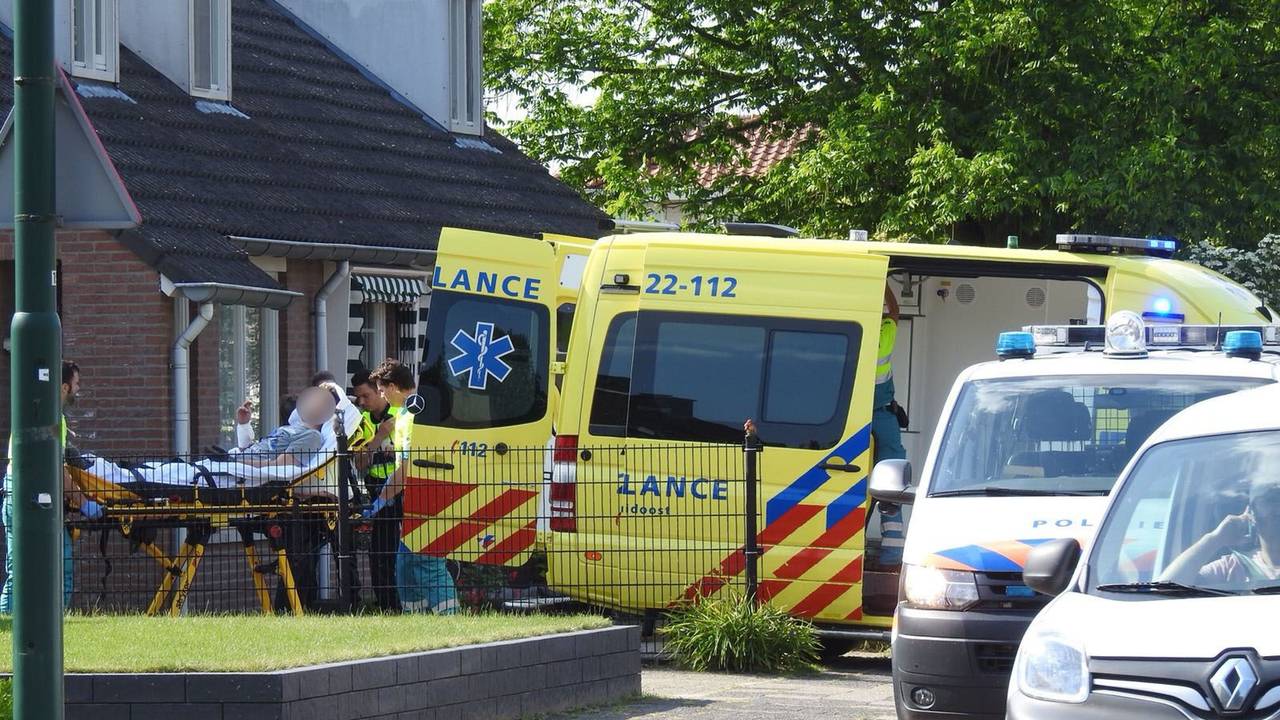 Het slachtoffer wordt in de ambulance geholpen. (foto: Jozef Bijen/SQ Vision)