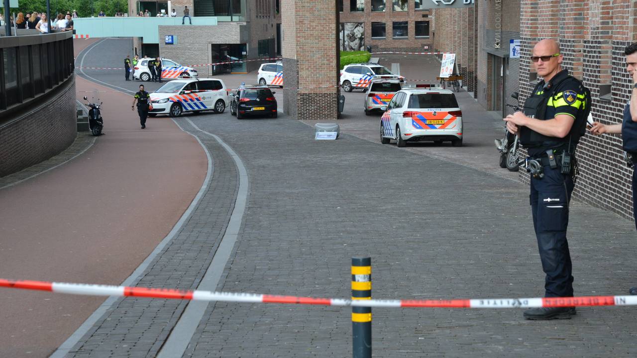 De politie rukte massaal uit voor de bommelding op station Breda. (Foto: Perry Roovers/SQ Vision)
