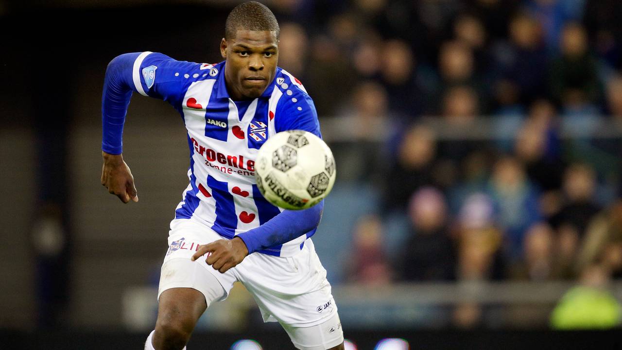 Denzel Dumfries zou de nieuwe rechtsback van PSV moeten worden (foto: VI Images).