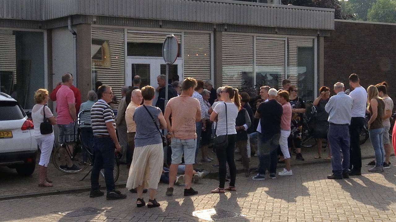In de rij voor de beste kaarten voor het bloemencorso in Zundert