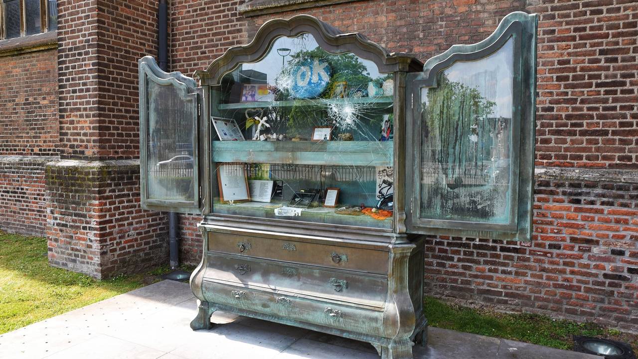 De herdenkingskast heeft flinke schade opgelopen (foto: Toby de Kort/De Kort Media)