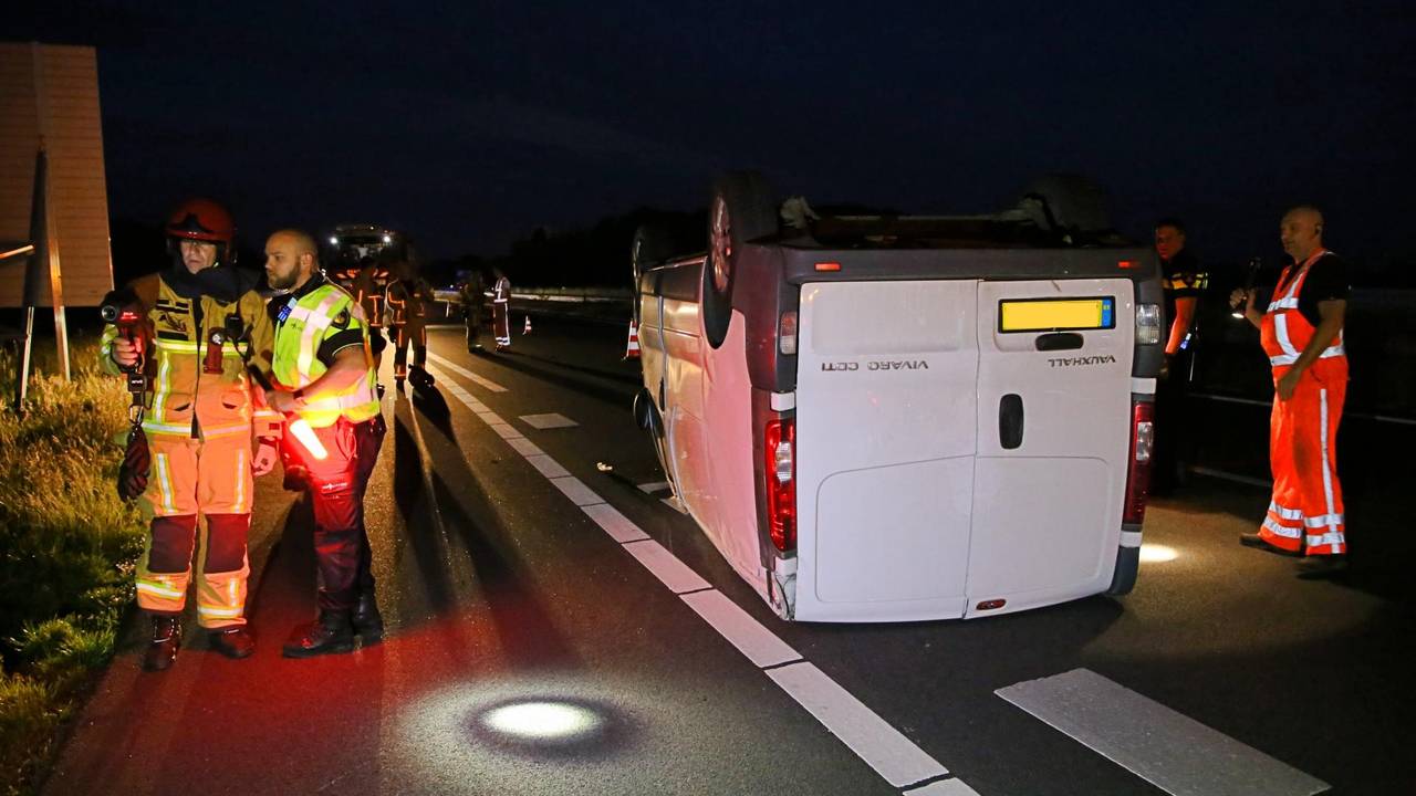 Het busje kwam op zijn dak terecht. (Foto: Berry van Gaal/SQ Vision)