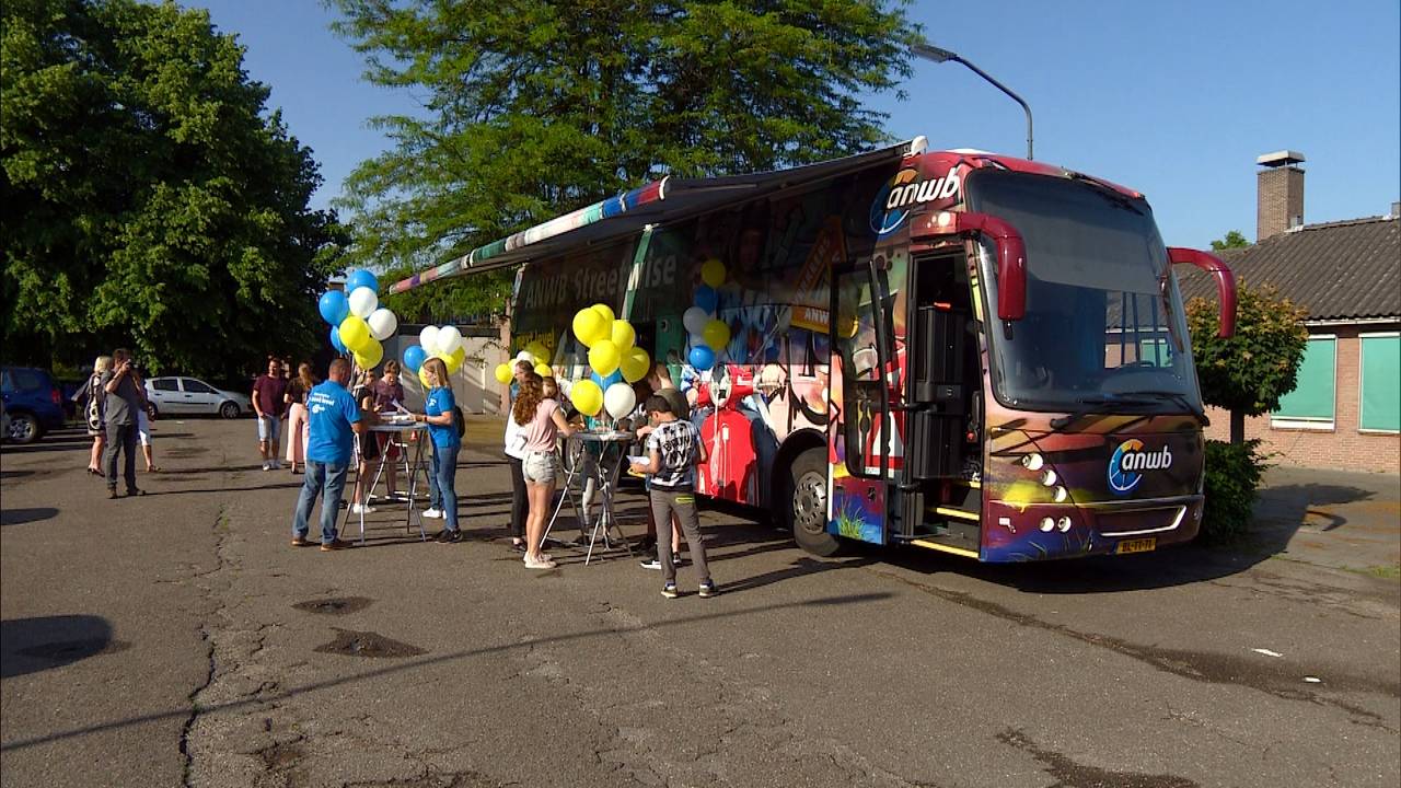 In deze speciale bus moeten de leerlingen opdrachten doen