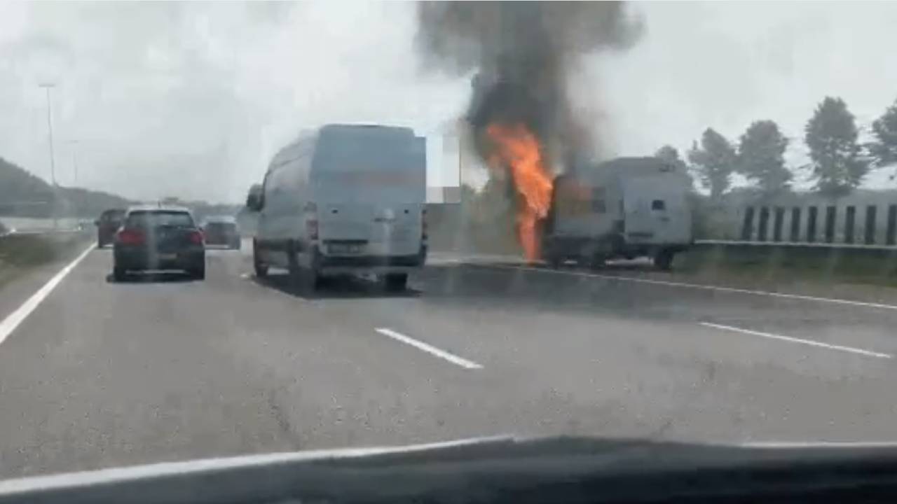 File op de A16 door een autobrand. (Foto: Rijkswaterstaat Verkeersinformatie)