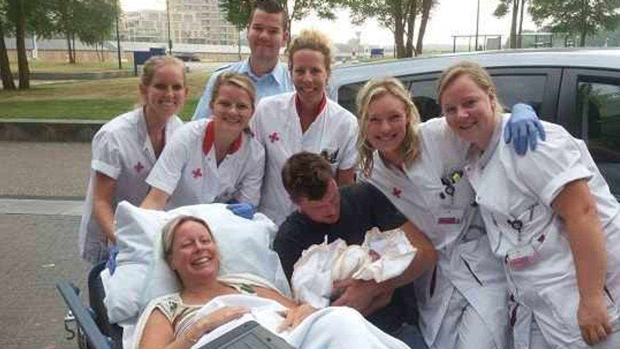 Stephanie bevalt op stoep van Jeroen Bosch Ziekenhuis van dochter Lisa