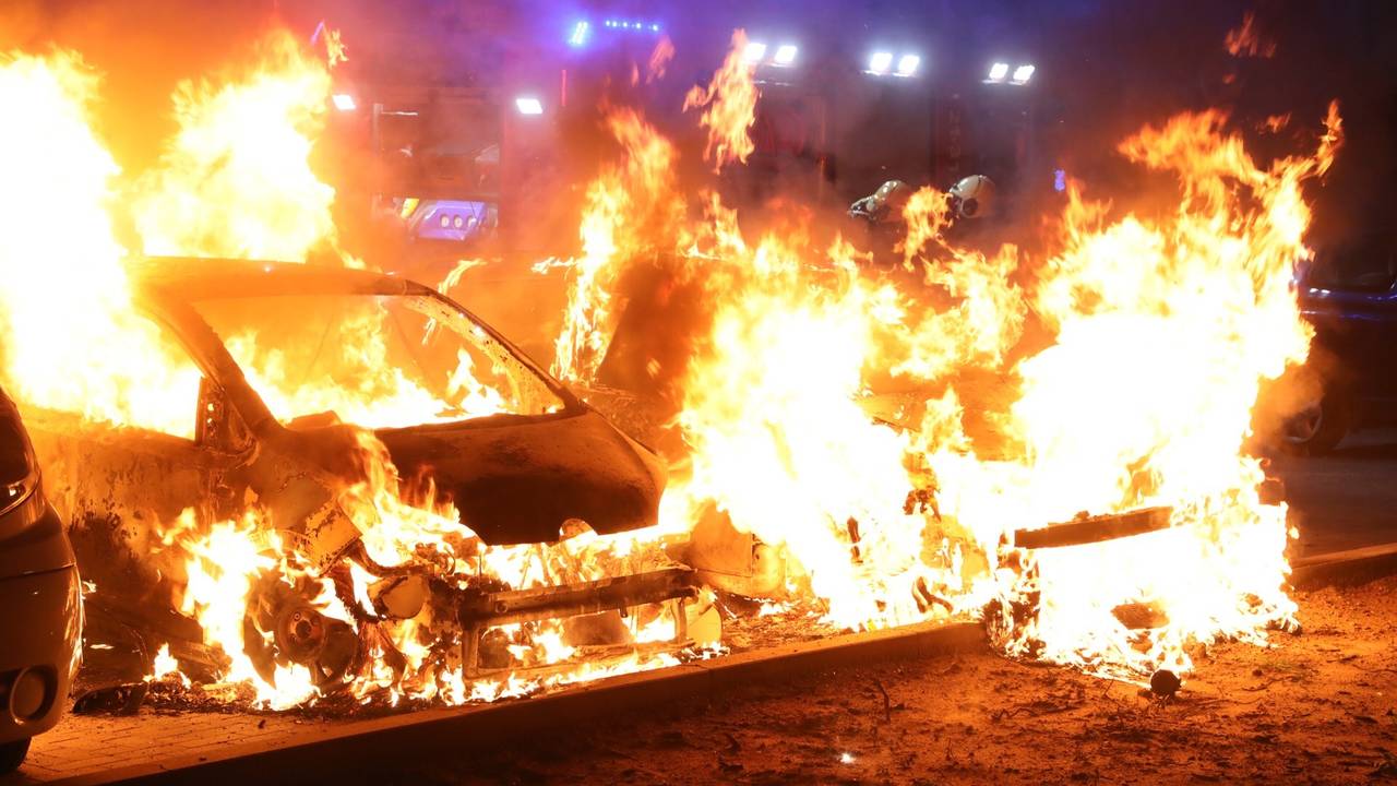 De auto's waren niet meer te redden. (Foto: Gabor Heeres)