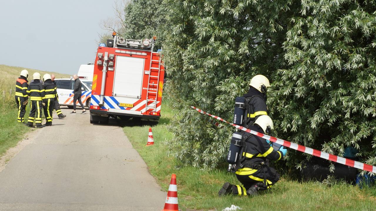 De brandweer onderzocht de vaten. (Foto: Erik Haverhals/FPMB)