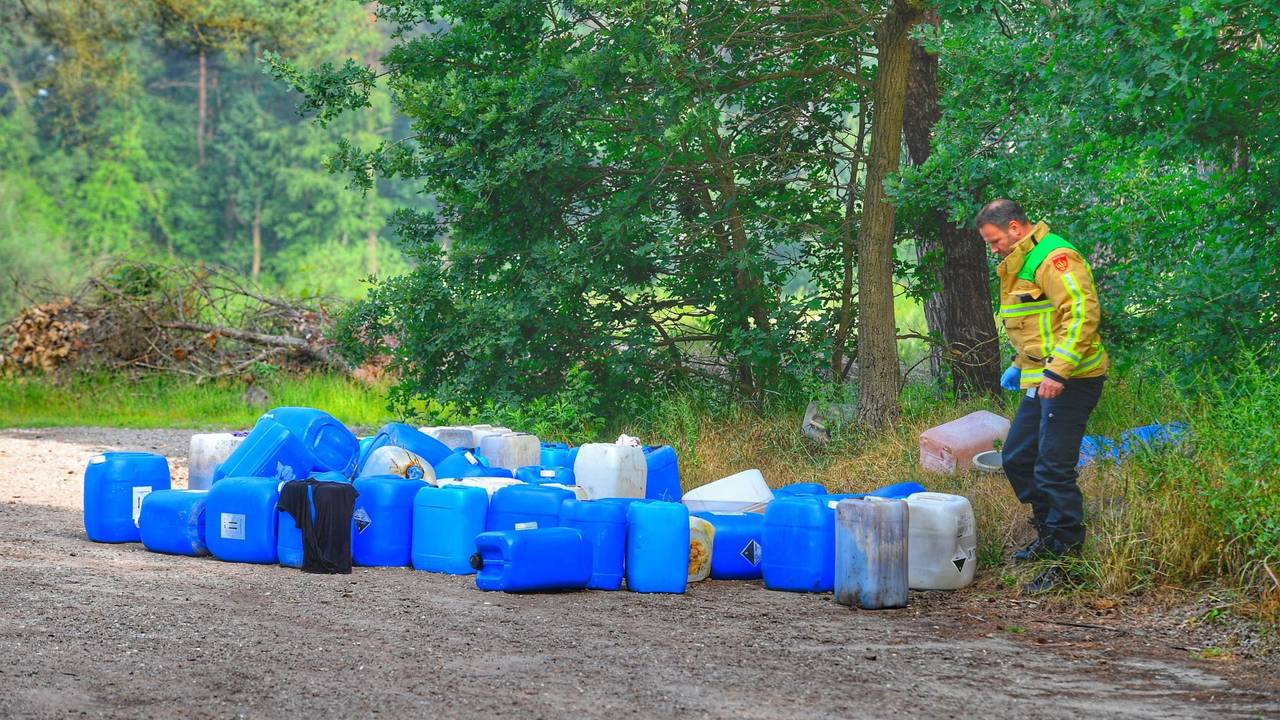 Het bekende plaatje: jerrycans in een bos. hier bij de Vlasroot in Veldhoven, zomer 2018 (foto: Rico Vogels/SQ Vision Mediaprodukties)