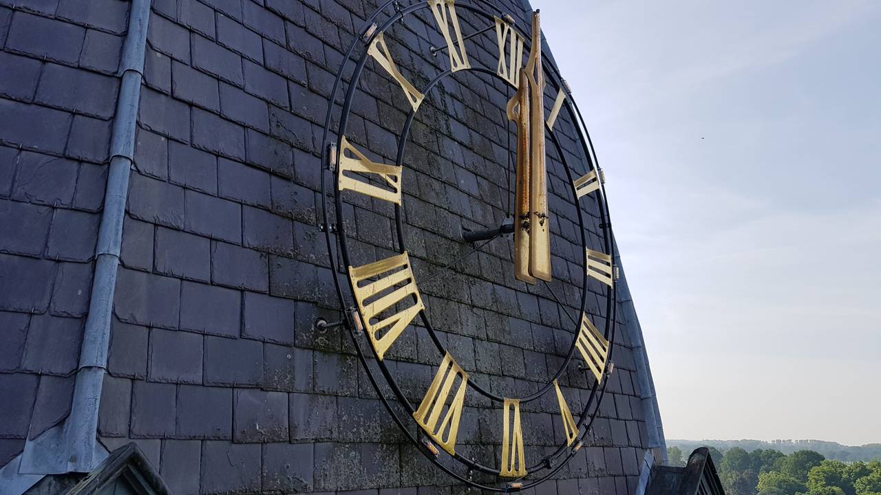 De wijzers hangen weer op hun plek.