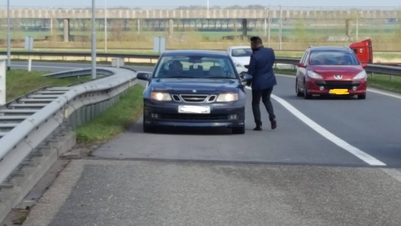 Man die vroeg voorbijgangers te stoppen