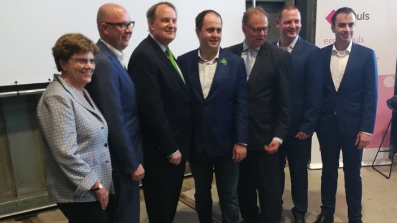 Het nieuwe college en burgemeester Jack Mikkers. (Foto: Joris van Egmond).