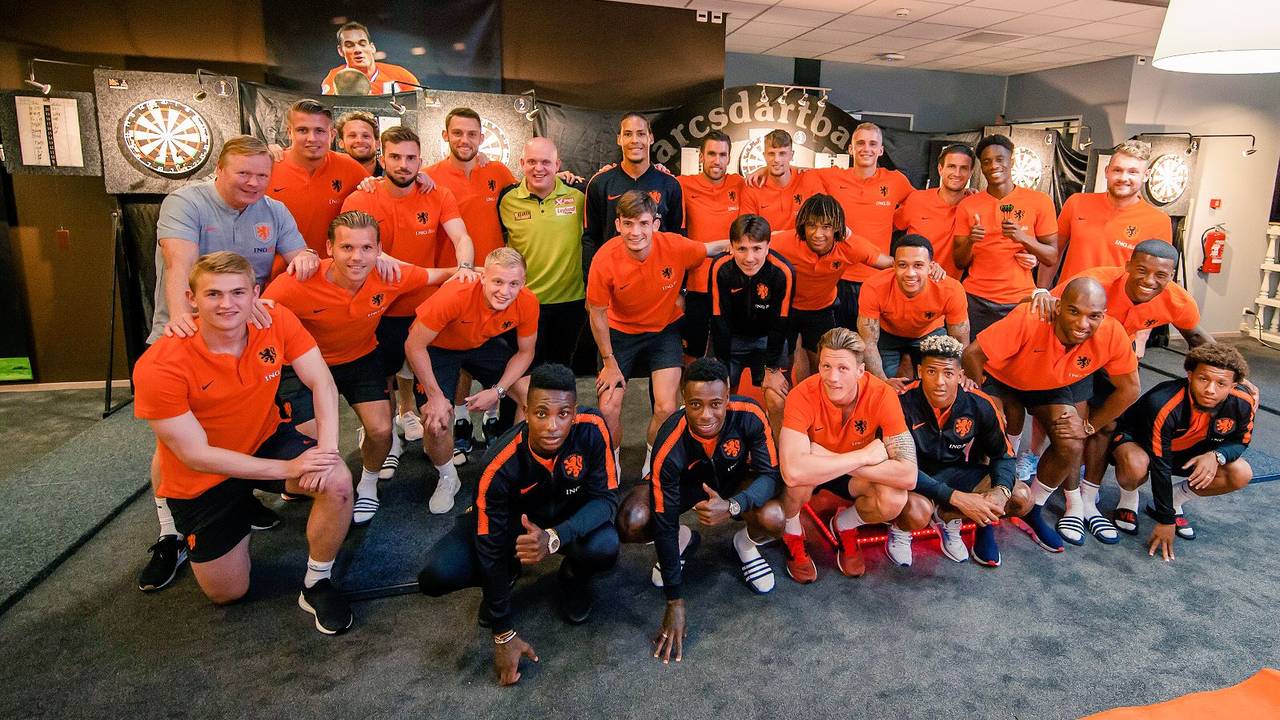 Michael van Gerwen te gast bij Oranje. (Foto: @OnsOranje)