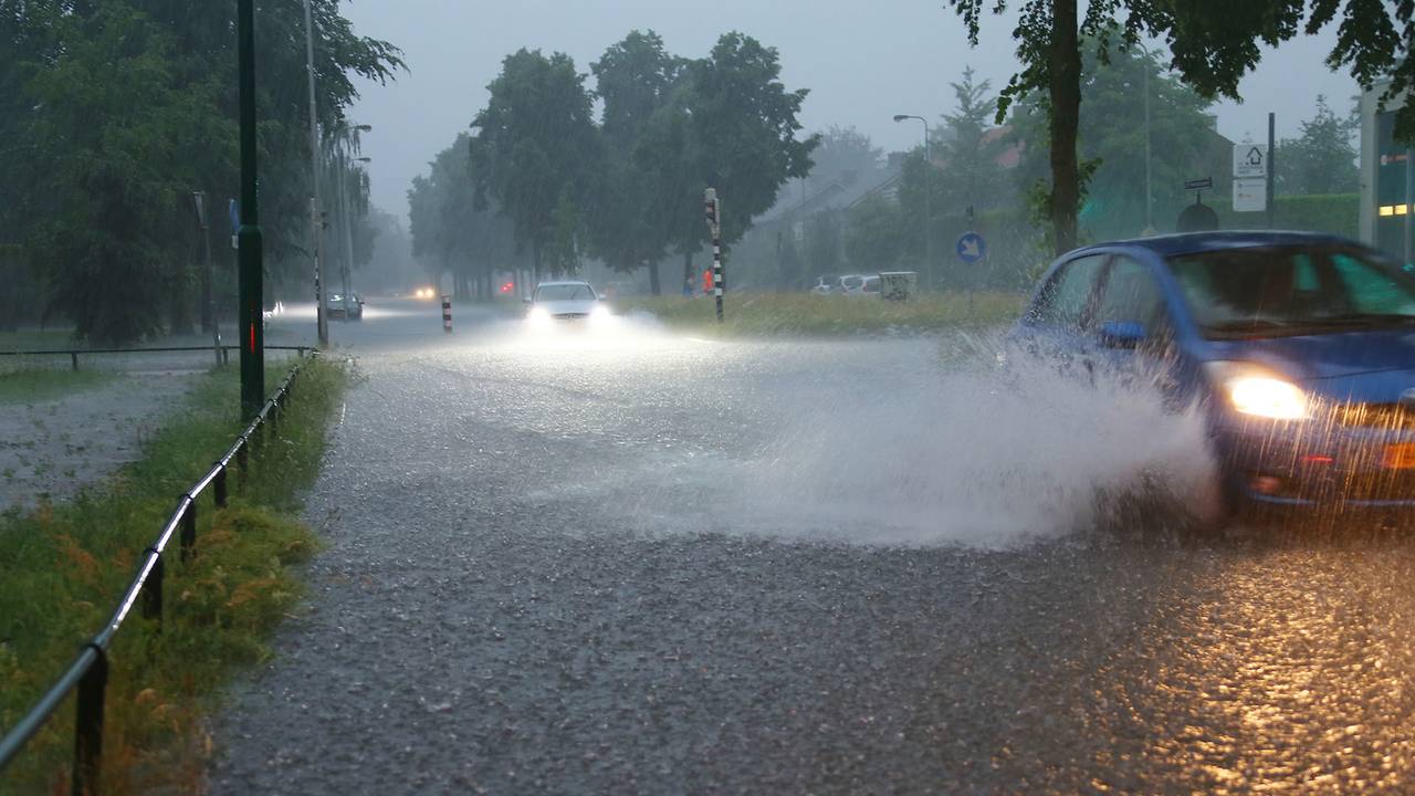 Eerder dit jaar was er wateroverlast in Oss, een tafereel dat zich deze dinsdag weer in Brabant kan voordoen (foto: Charles Mallo/SQ Vision Mediaprodukties).