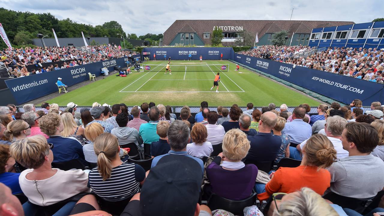 Toeschouwers kijken in Rosmalen naar toptennis. (Foto: VI Images)
