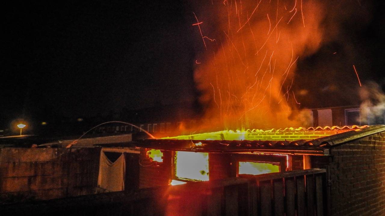 Het vuur sloeg uit de schuur. (Foto: Danny van Schijndel)