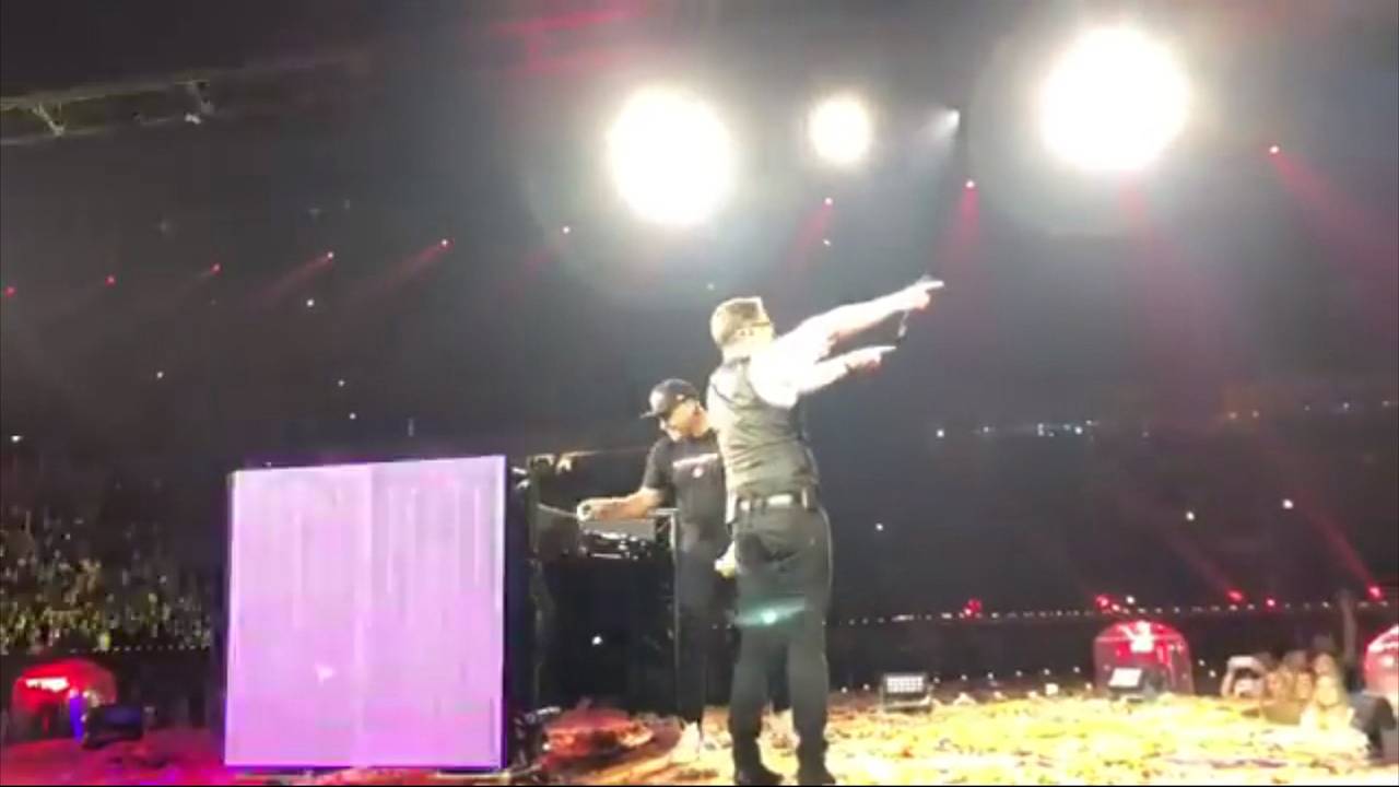 Mental Theo en Guus Meeuwis samen op het podium.