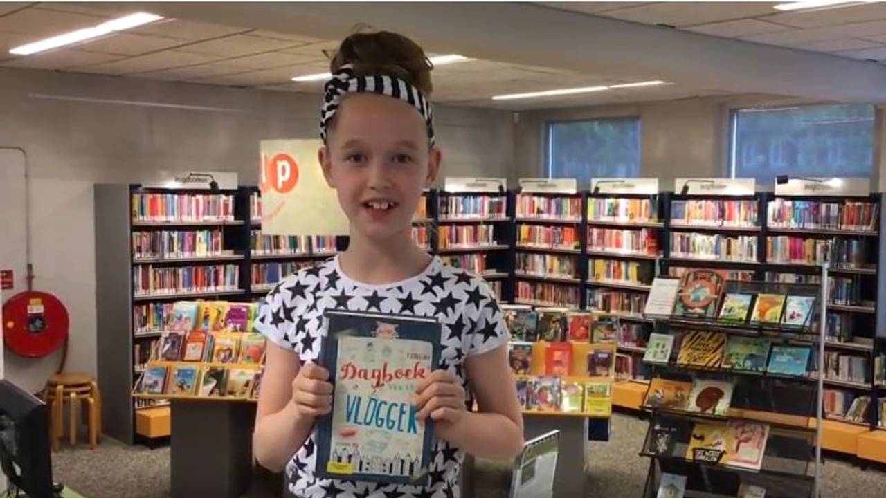 Britt maakt vlogs voor de bibliotheek van de gemeente Bernheze.