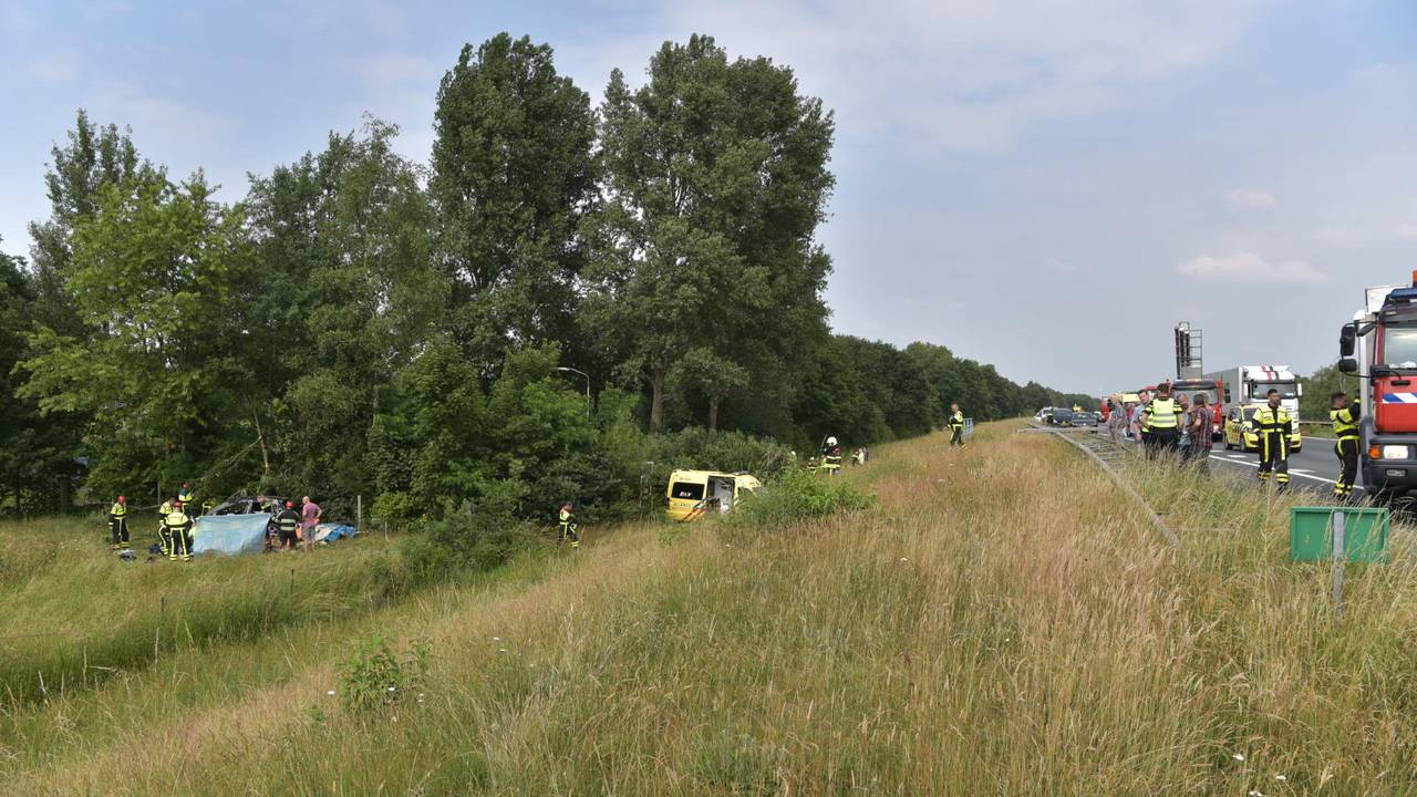 De auto's schoten van de snelweg af. (Foto: Tom van der Put/SQ Vision)