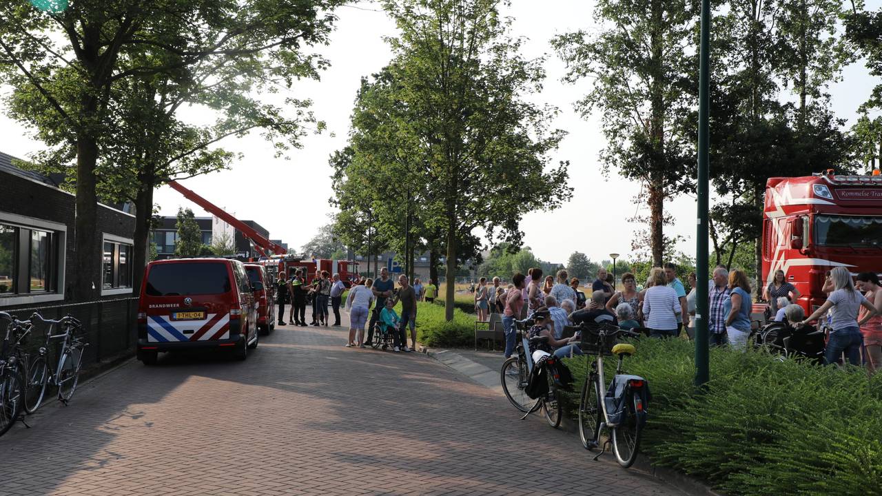 De brand trok veel bekijks. (Foto: Erik Haverhals/Persbureau Midden Brabant)