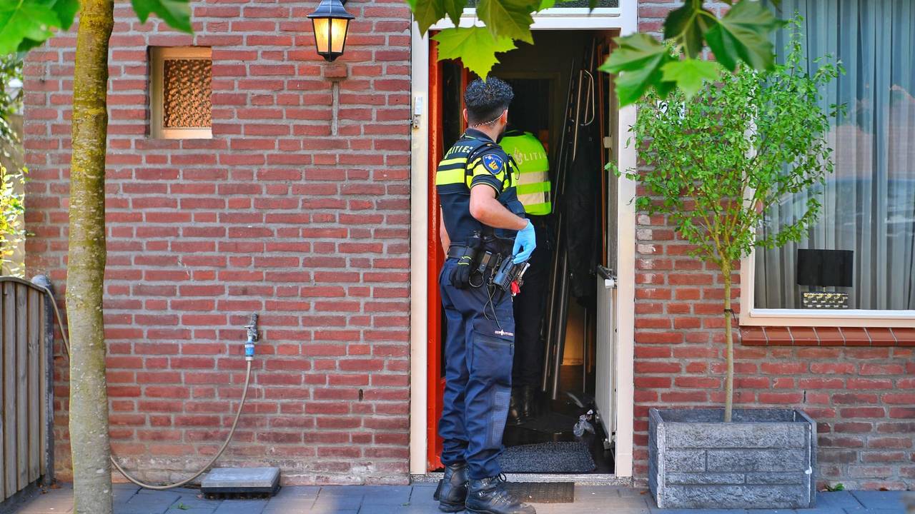 De politie heeft een man en vrouw aangehouden na een steekpartij. (Foto: Rico Vogels)