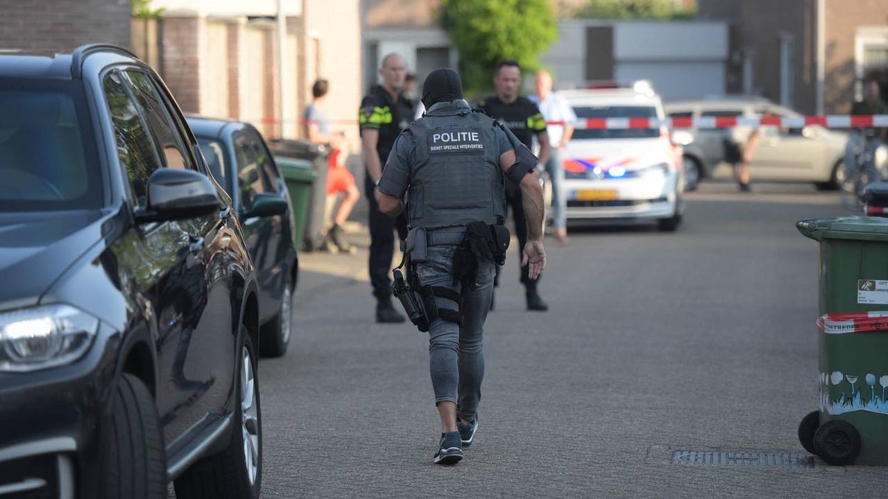 Ook het arrestatieteam was aanwezig na de schietpartij.  (Foto: Sem van Rijssel)