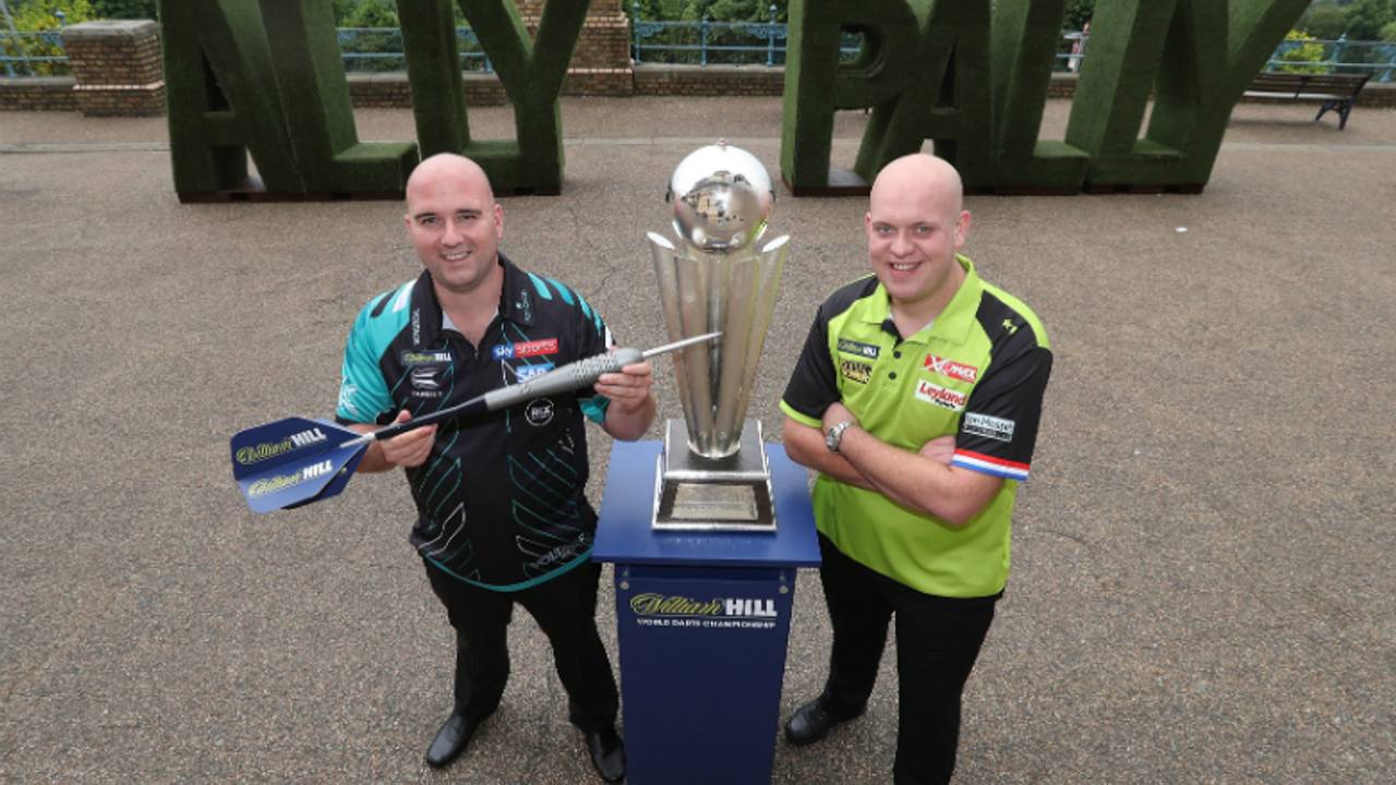 Rob Cross en Michael van Gerwen in Londen. (Foto: Lawrence Lustig/PDC)