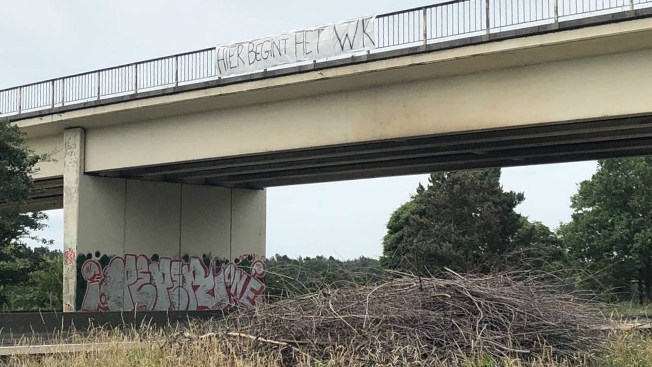 Pijnlijk spandoek boven de A67... (Foto: Rene van Hoof)