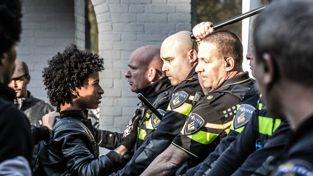 Protesterende Eritreeërs werden tegengehouden door de politie. (Foto: Rob Engelaar)