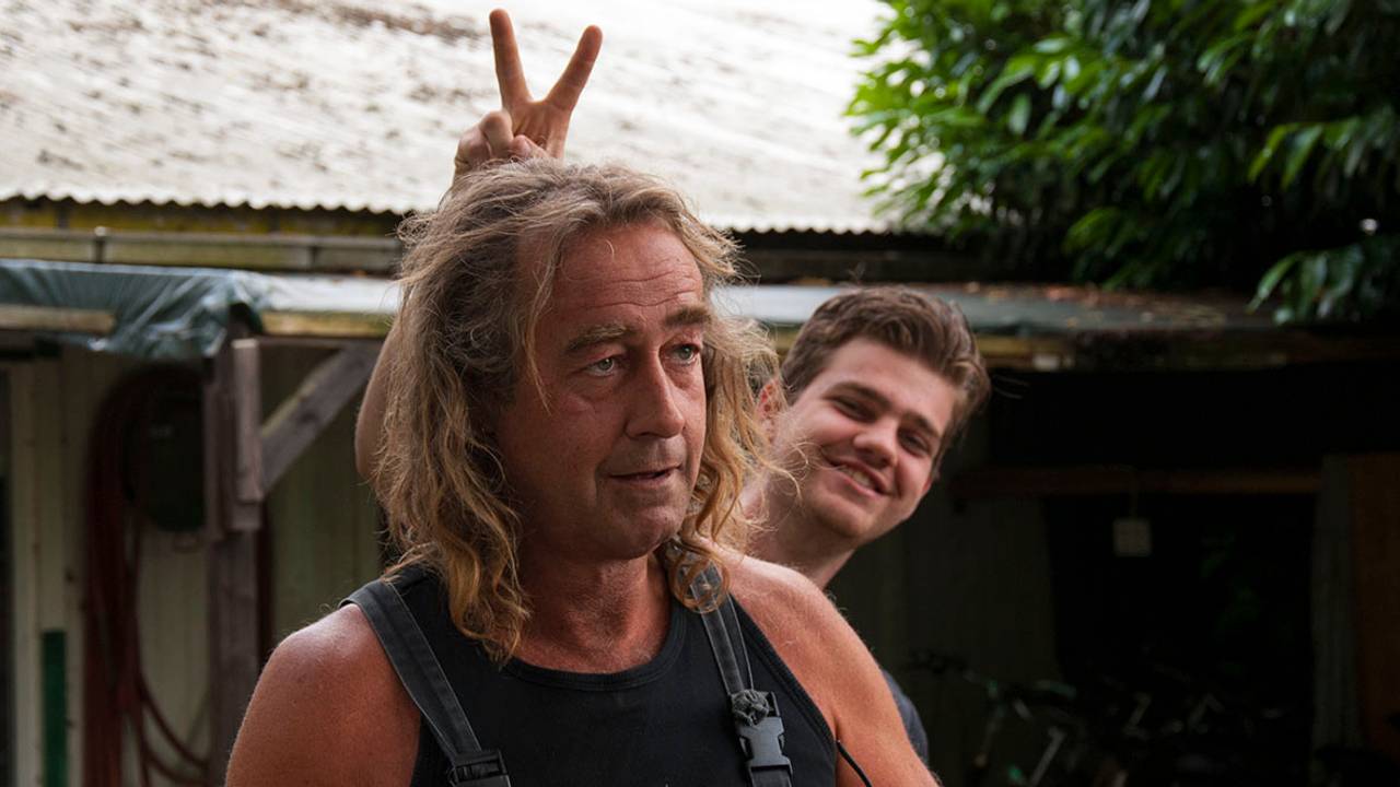 De jongens dollen met Rino