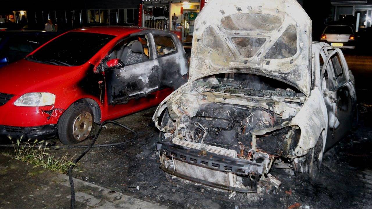 De auto's gingen verloren. (Foto: Bart Meesters)