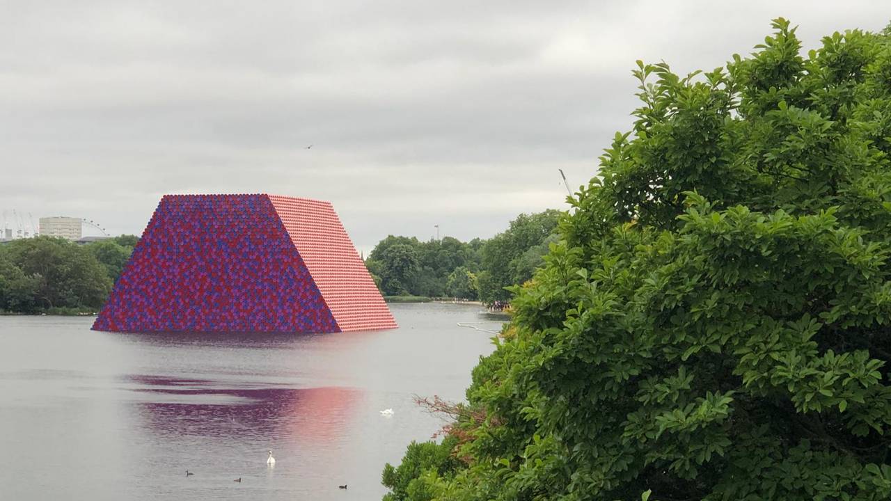 Het kunstwerk in Londen. (Foto: Ton Janus)