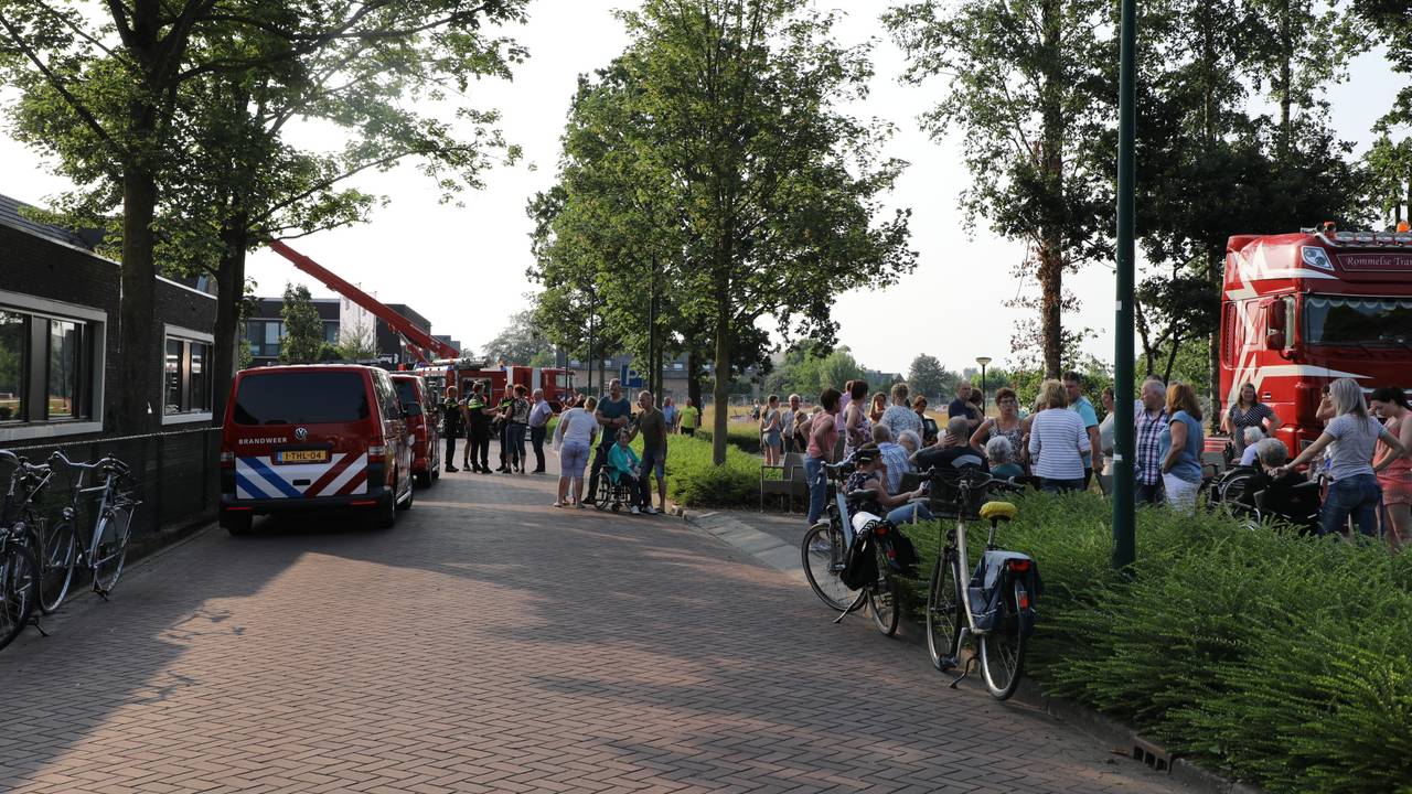 De brand trok veel bekijks. (Foto: Erik Haverhals/Persbureau Midden Brabant)