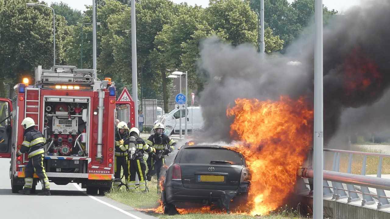 De auto brandde volledig uit. (Foto: 112nieuws Oss).