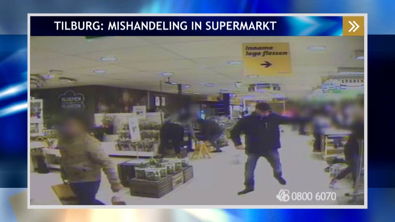 De dader duwt een vrouw omver in de supermarkt.