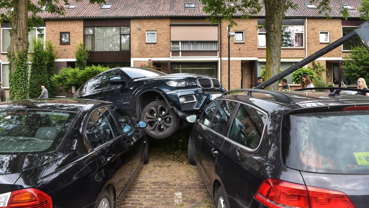 Parkeren gaat fout in Zundert. (Foto: Tom van der Put/SQ Vision)
