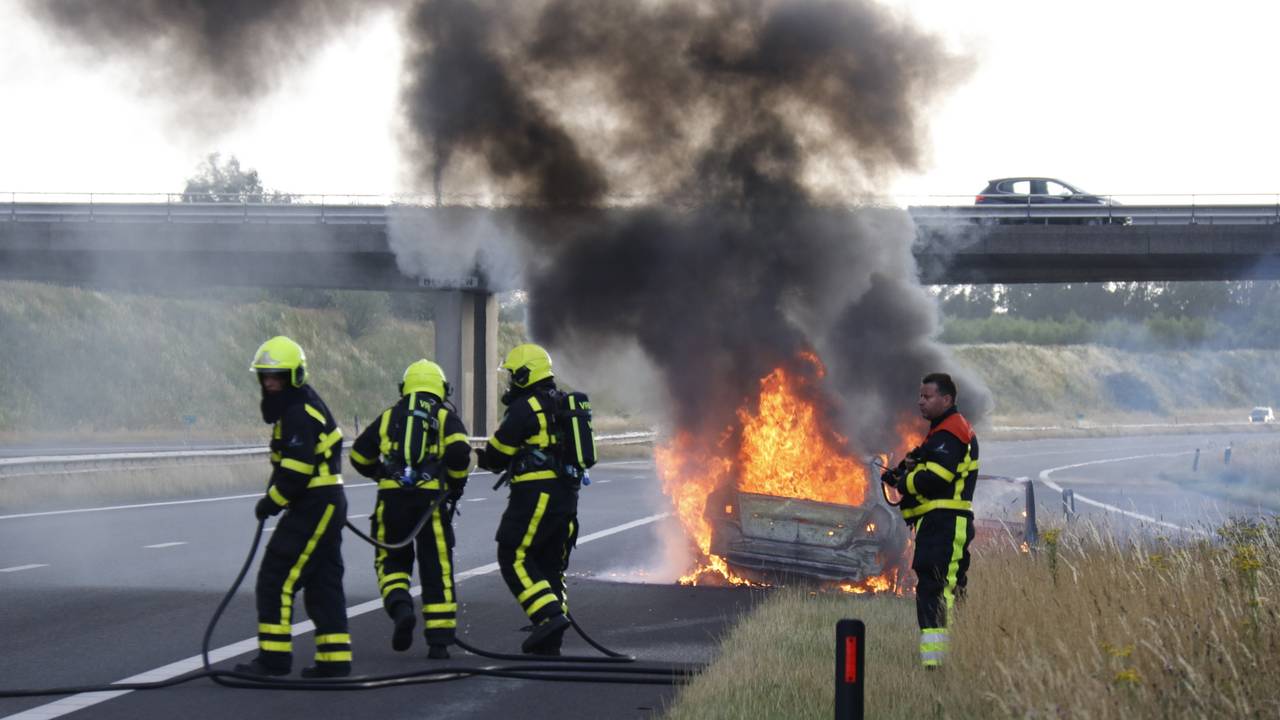 Auto vliegt in de fik op A77, brandt volledig uit (Foto: SK-Media)