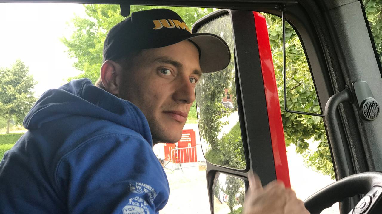 Etienne Bax in de truck waarmee hij zo'n vijftigduizend kilometer per jaar rijdt.