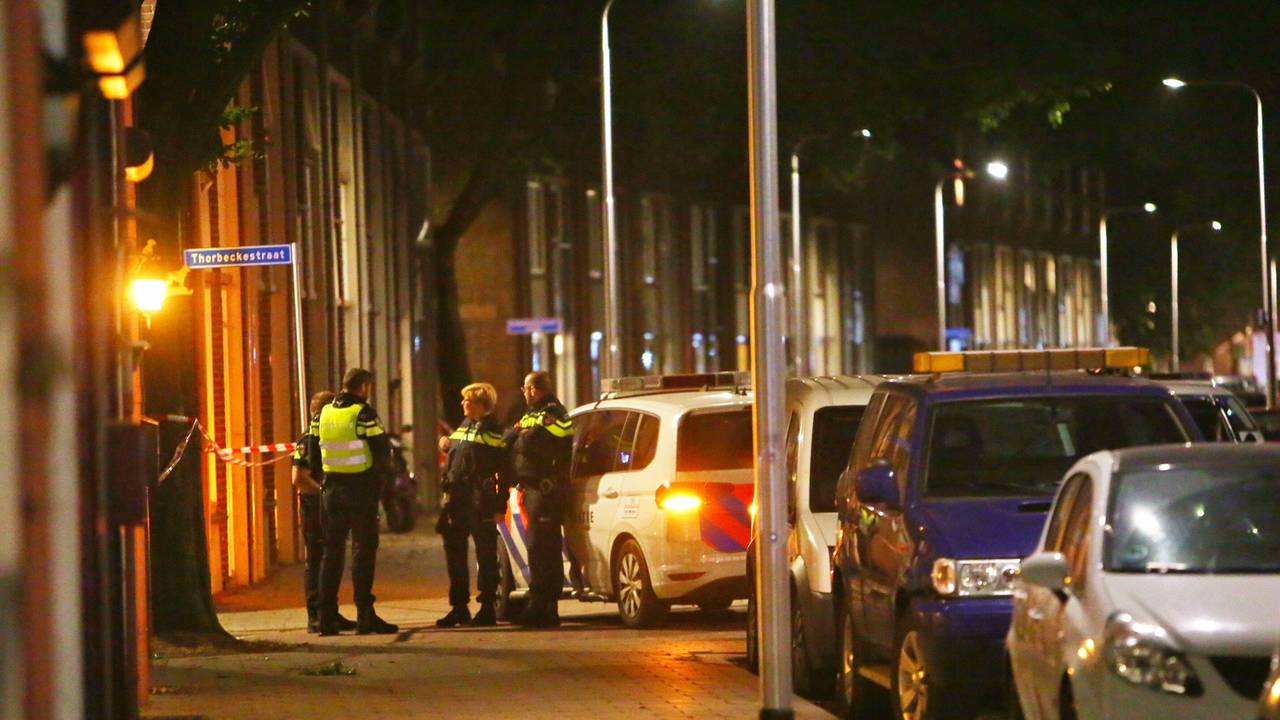 De politie sloot een groot deel van de omgeving af. (Foto: Hendriks Multi Media)