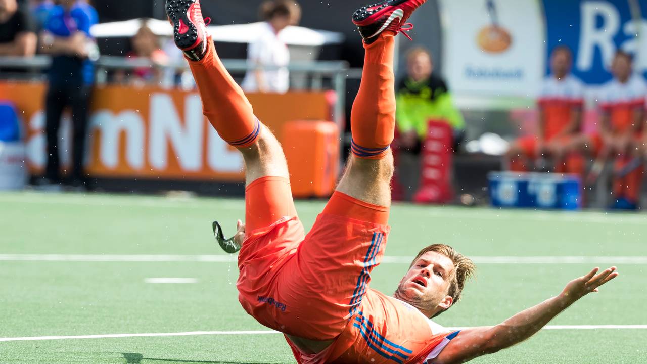 Jeroen Hertzberger gaat onderuit tijdens Nederland- Argentinie bij de Hockey Champions Trophy. Foto:  ANP.