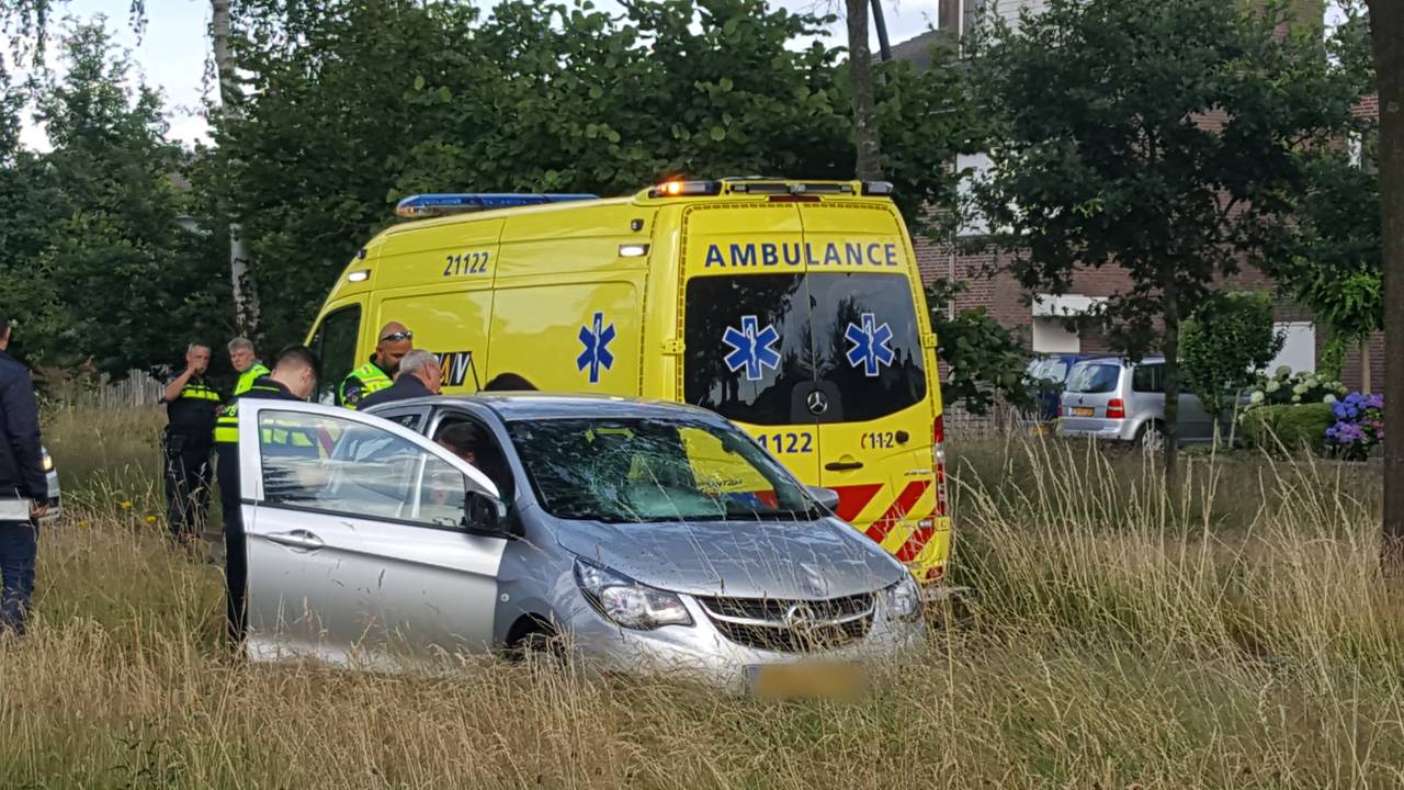De voorruit van de auto raakte flink beschadigd (foto: Addy Smits/112journaal)