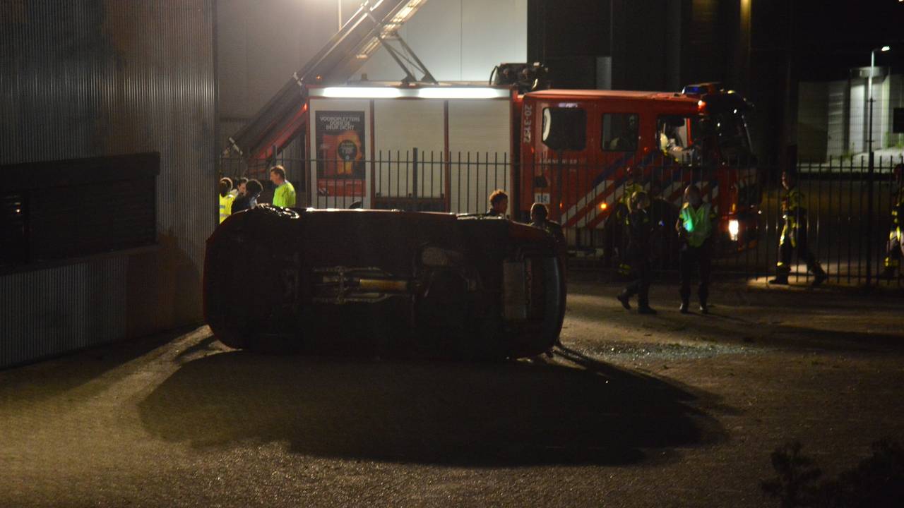 De auto kwam op zijn kant terecht. (Foto: Perry Roovers/SQ Vision)