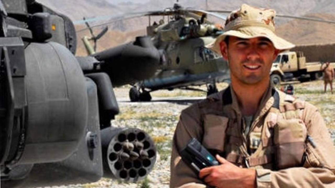 Roy de Ruijter voor een Apache (foto: defensie)